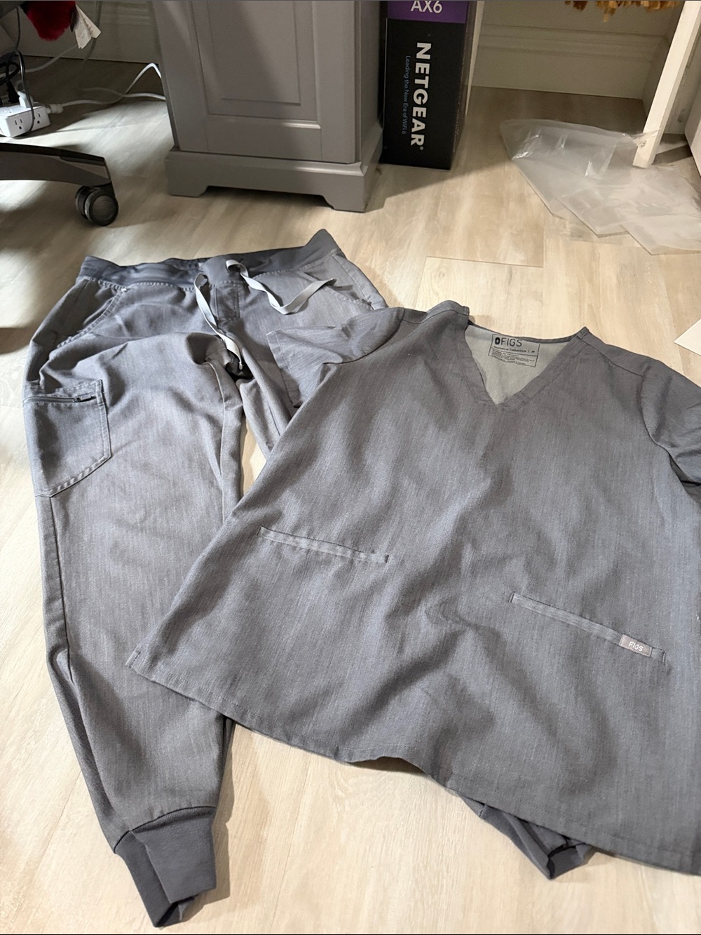 FIGS Heather Gray V-Neck Scrub Set size medium